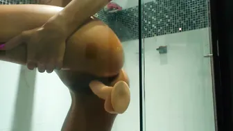 Chaturbate evagomez fucks herself in the shower